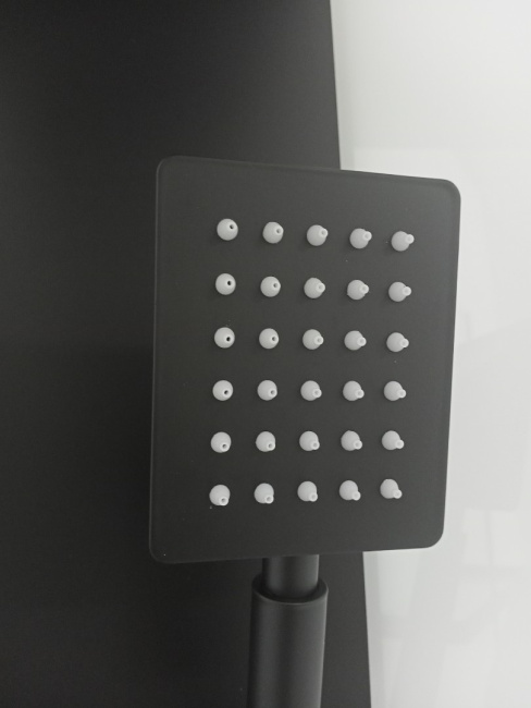 Ceruttispa CHIKA901B (90*90*215-225) без крыши, черный алюминиевый профиль, пятиугольный низкий поддон, центральная панель, тропический душ, ручной душ, полочка, прозрачное переднее стекло 6 мм, сверхпрозрачное заднее стекло 5 мм с белой окраской, сифон.