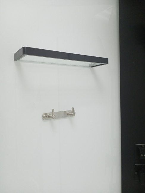 Ceruttispa CHIKA901B (90*90*215-225) без крыши, черный алюминиевый профиль, пятиугольный низкий поддон, центральная панель, тропический душ, ручной душ, полочка, прозрачное переднее стекло 6 мм, сверхпрозрачное заднее стекло 5 мм с белой окраской, сифон.