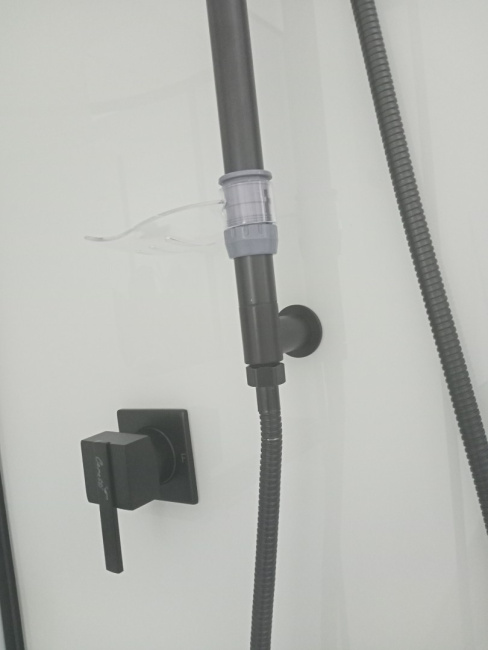 Ceruttispa KORRA90B (90x90x205) душевая кабина.полукруг с низ подд-м, стекло проз.5mm, белое заднее стекло с зеркальным покрытием, черный аплюминиевый профиль, ручка из нержавеющей стали, металлический смеситель, ручной душ с подъемником.