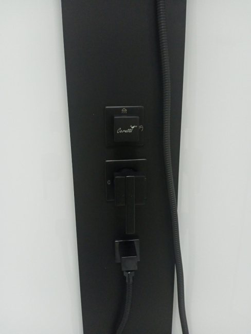 Ceruttispa CHIKA901B (90*90*215-225) без крыши, черный алюминиевый профиль, пятиугольный низкий поддон, центральная панель, тропический душ, ручной душ, полочка, прозрачное переднее стекло 6 мм, сверхпрозрачное заднее стекло 5 мм с белой окраской, сифон.