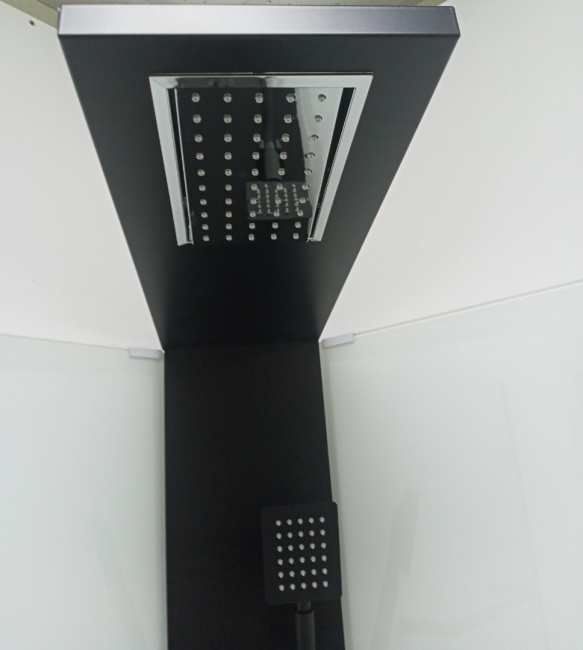 Ceruttispa CHIKA901B (90*90*215-225) без крыши, черный алюминиевый профиль, пятиугольный низкий поддон, центральная панель, тропический душ, ручной душ, полочка, прозрачное переднее стекло 6 мм, сверхпрозрачное заднее стекло 5 мм с белой окраской, сифон.