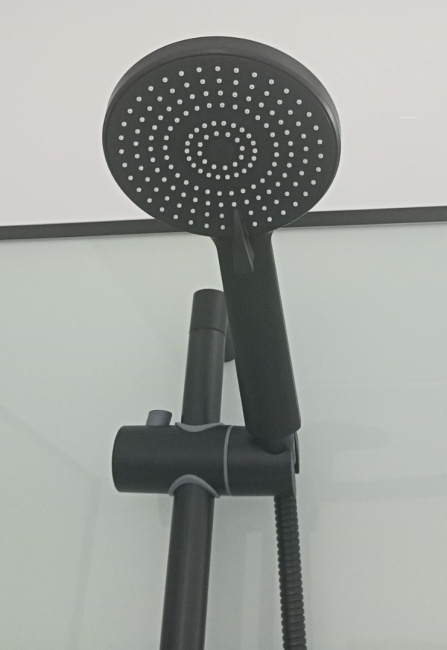 Ceruttispa KORRA90B (90x90x205) душевая кабина.полукруг с низ подд-м, стекло проз.5mm, белое заднее стекло с зеркальным покрытием, черный аплюминиевый профиль, ручка из нержавеющей стали, металлический смеситель, ручной душ с подъемником.