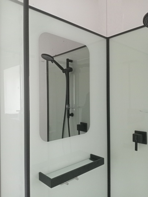 Ceruttispa KORRA90B (90x90x205) душевая кабина.полукруг с низ подд-м, стекло проз.5mm, белое заднее стекло с зеркальным покрытием, черный аплюминиевый профиль, ручка из нержавеющей стали, металлический смеситель, ручной душ с подъемником.