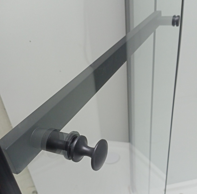 Ceruttispa CHIKA901B (90*90*215-225) без крыши, черный алюминиевый профиль, пятиугольный низкий поддон, центральная панель, тропический душ, ручной душ, полочка, прозрачное переднее стекло 6 мм, сверхпрозрачное заднее стекло 5 мм с белой окраской, сифон.