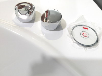 Timo IVA 160x100 R (в комплекте слив, фронтальная панель, каркас, боковой гидромассаж, гидромассаж спины)